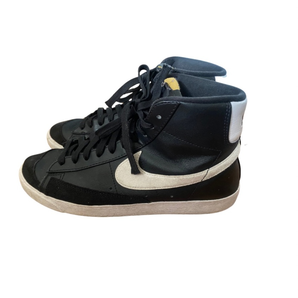 Nike Womens Blazer Mid 77 Black and White High Top Sneakers